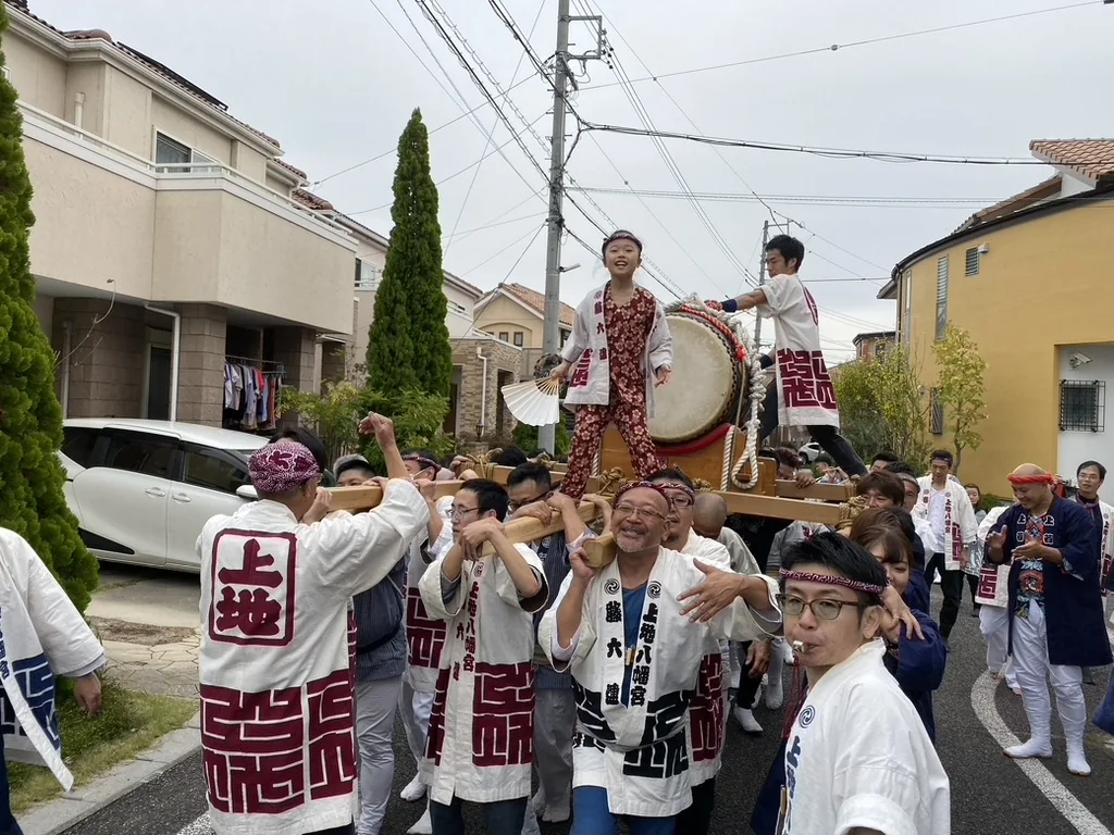 上地八幡宮例大祭で担ぎ太鼓を担ぐ藤六連